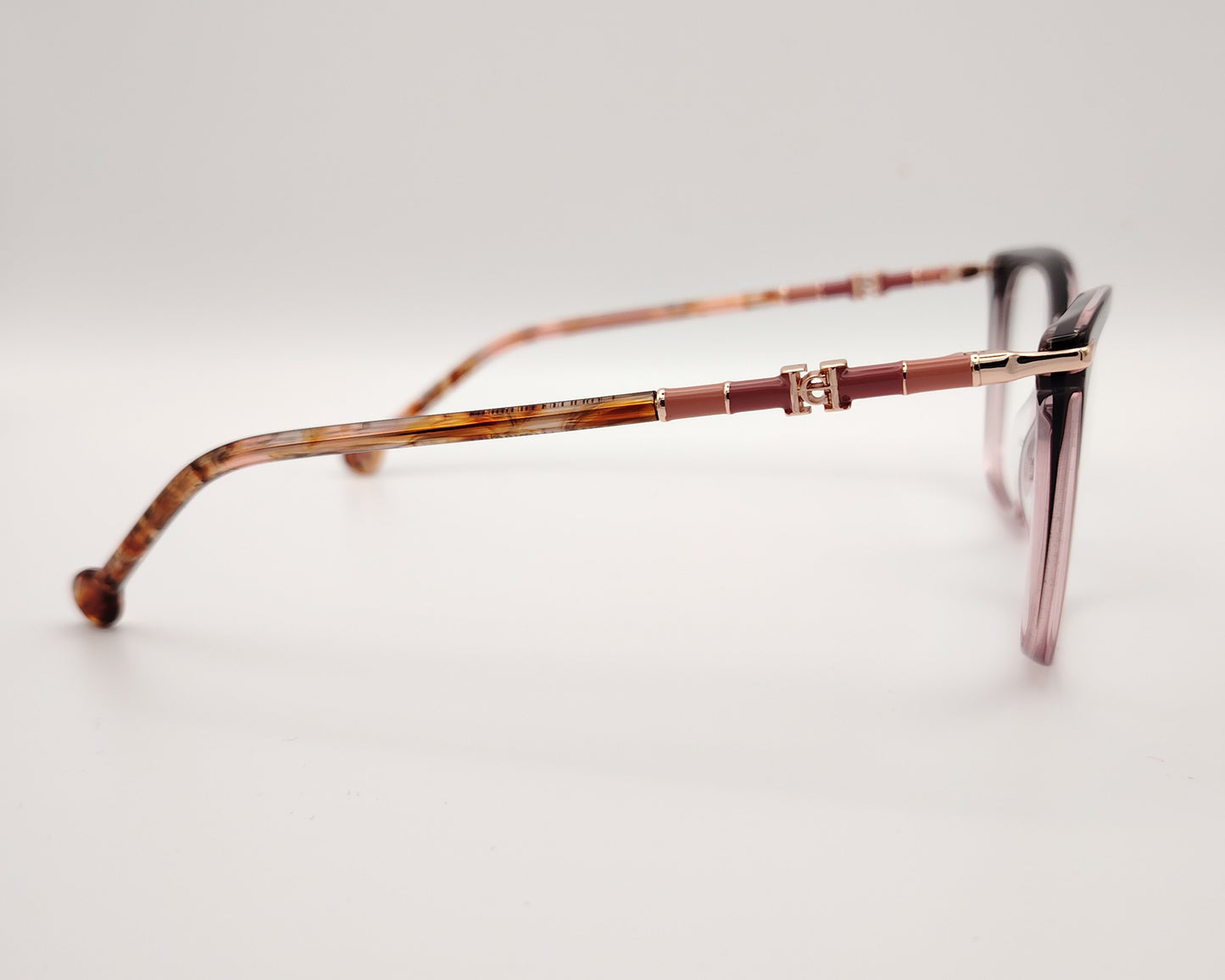 gafas carolina herrera  con degradado de berenjena a rosa y varillas finas doradas con detalles  rosados y carey 