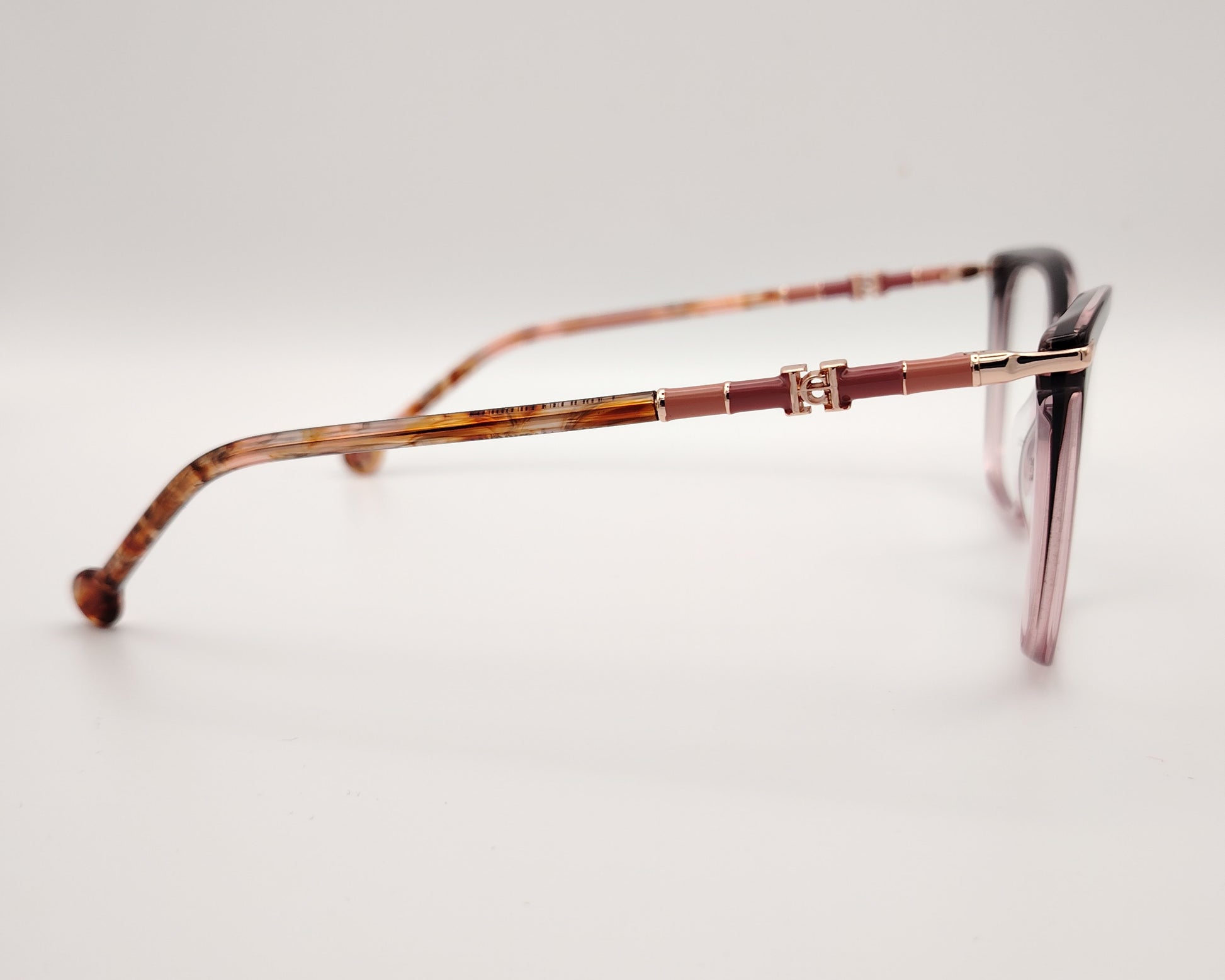 gafas carolina herrera  con degradado de berenjena a rosa y varillas finas doradas con detalles  rosados y carey 