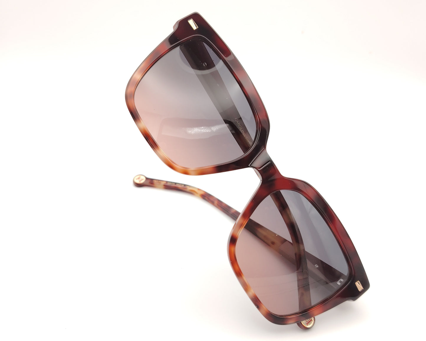 gafas de sol carolina herrera oversize carey burdeos con lentes degradadas y detalle dorado