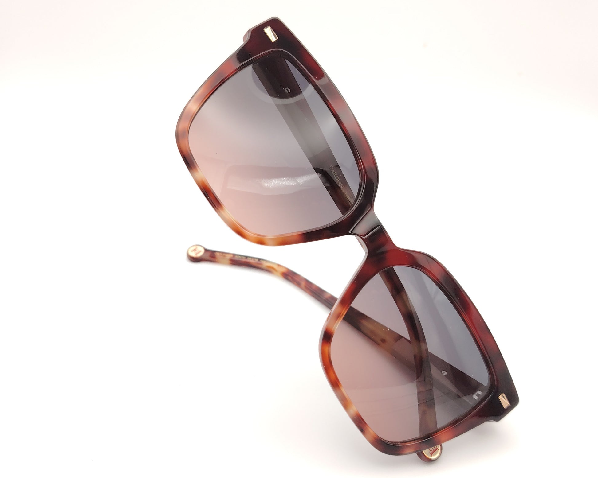 gafas de sol carolina herrera oversize carey burdeos con lentes degradadas y detalle dorado