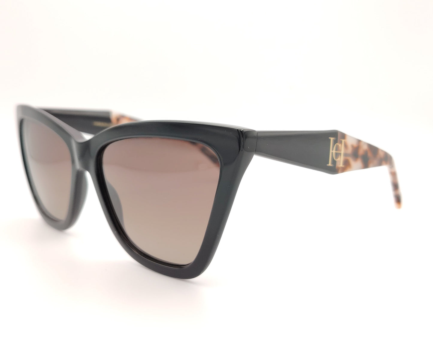 gafas de sol carolina herrera cat eyes negras oversize con varillas carey y lentes degradadas marrones
