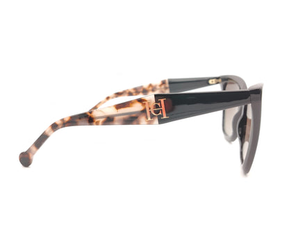 gafas de sol carolina herrera cat eyes negras oversize con varillas carey y lentes degradadas marrones