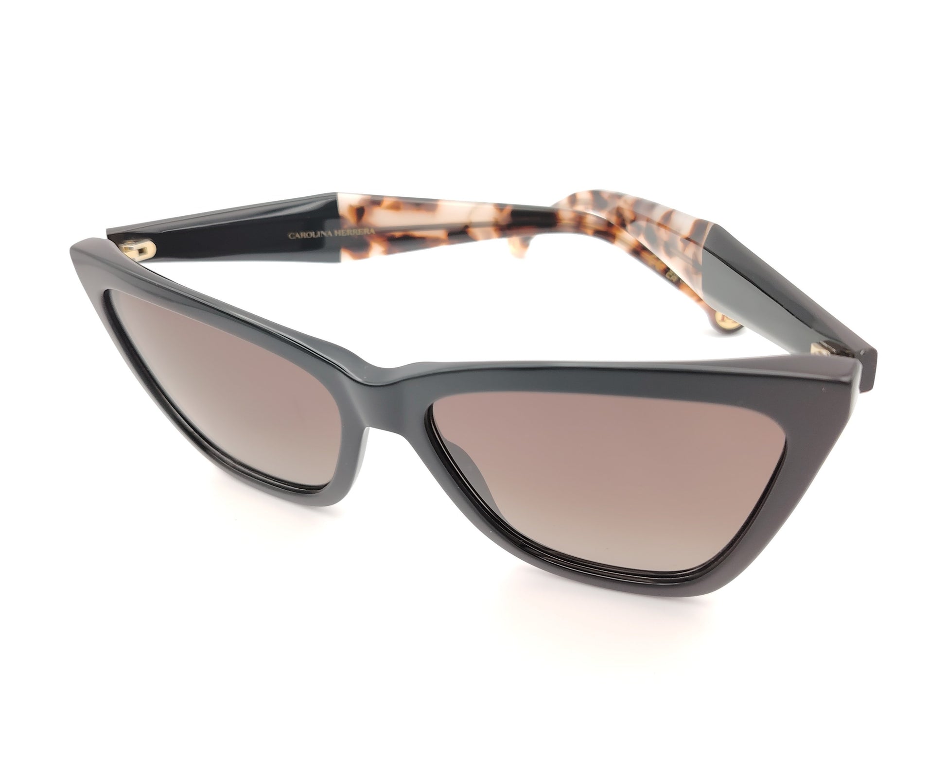 gafas de sol carolina herrera cat eyes negras oversize con varillas carey y lentes degradadas marrones