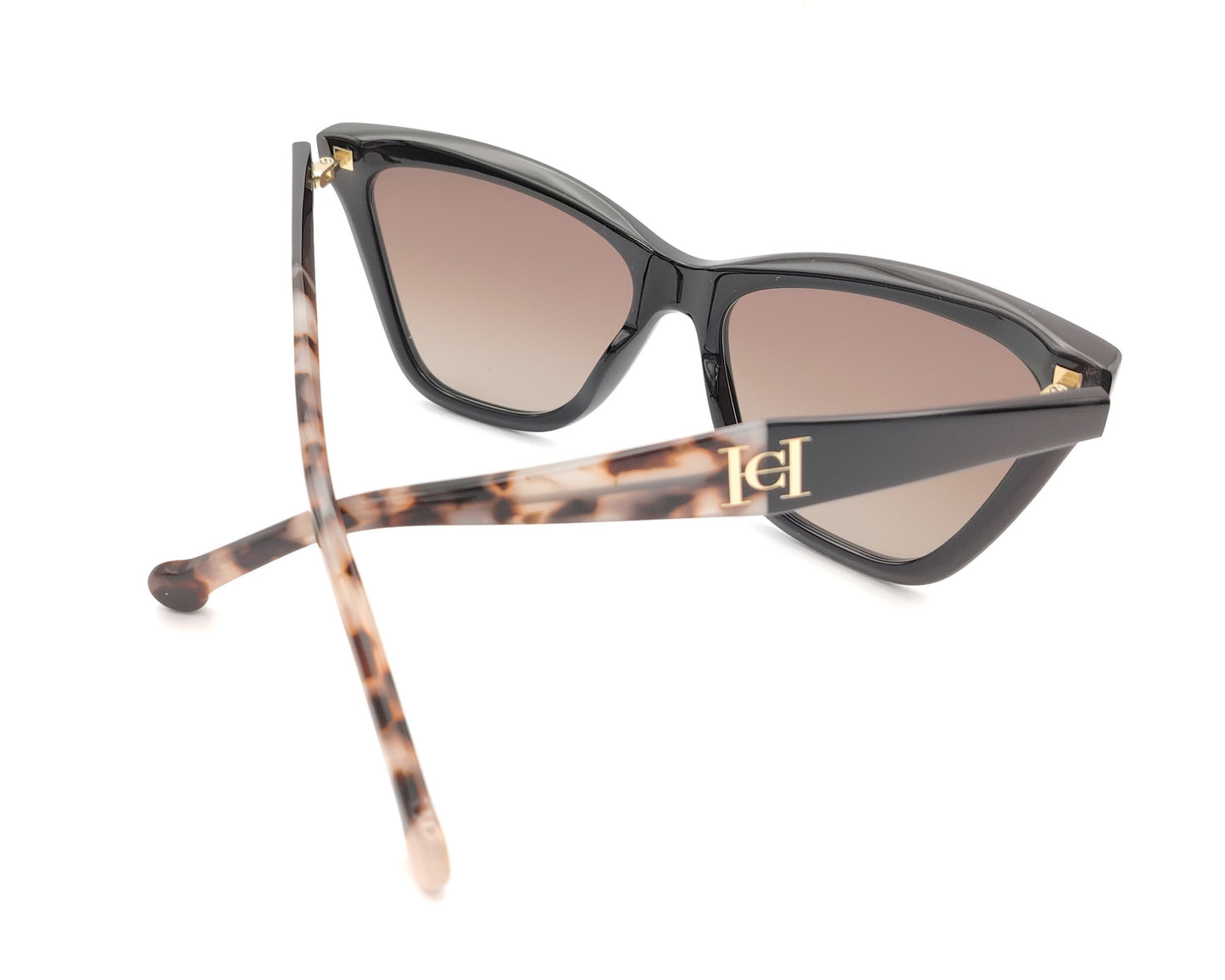 gafas de sol carolina herrera cat eyes negras oversize con varillas carey y lentes degradadas marrones