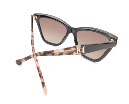 gafas de sol carolina herrera cat eyes negras oversize con varillas carey y lentes degradadas marrones