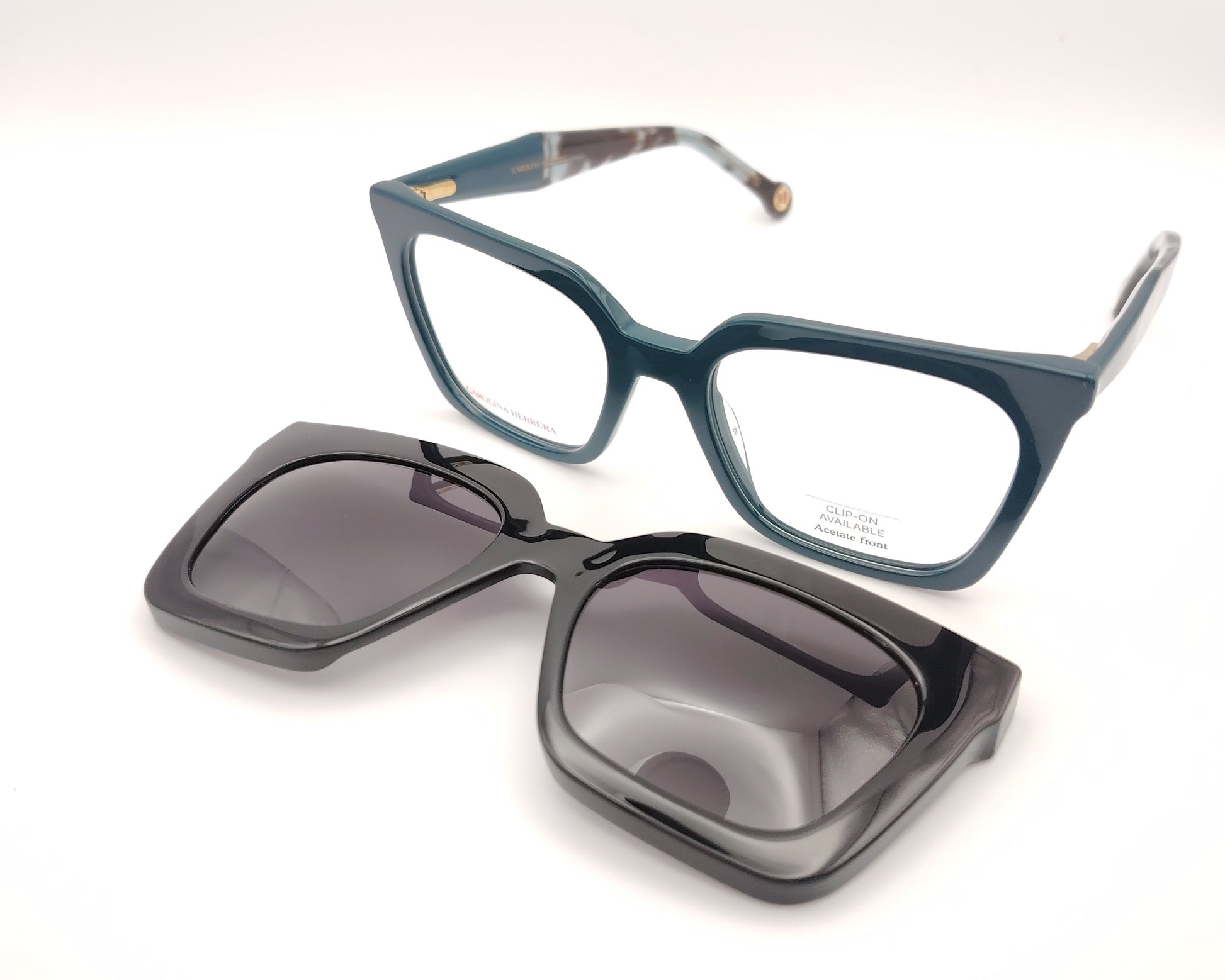 gafas carolina herrera azul petróleo con clip solar negro y forma geométrica
