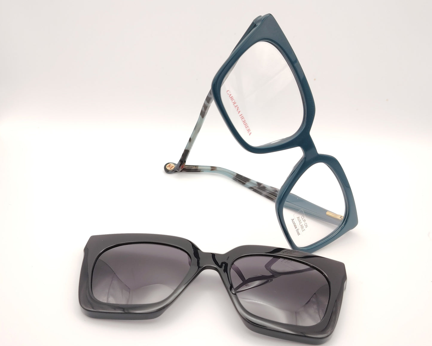 gafas carolina herrera azul petróleo con clip solar negro y forma geométrica