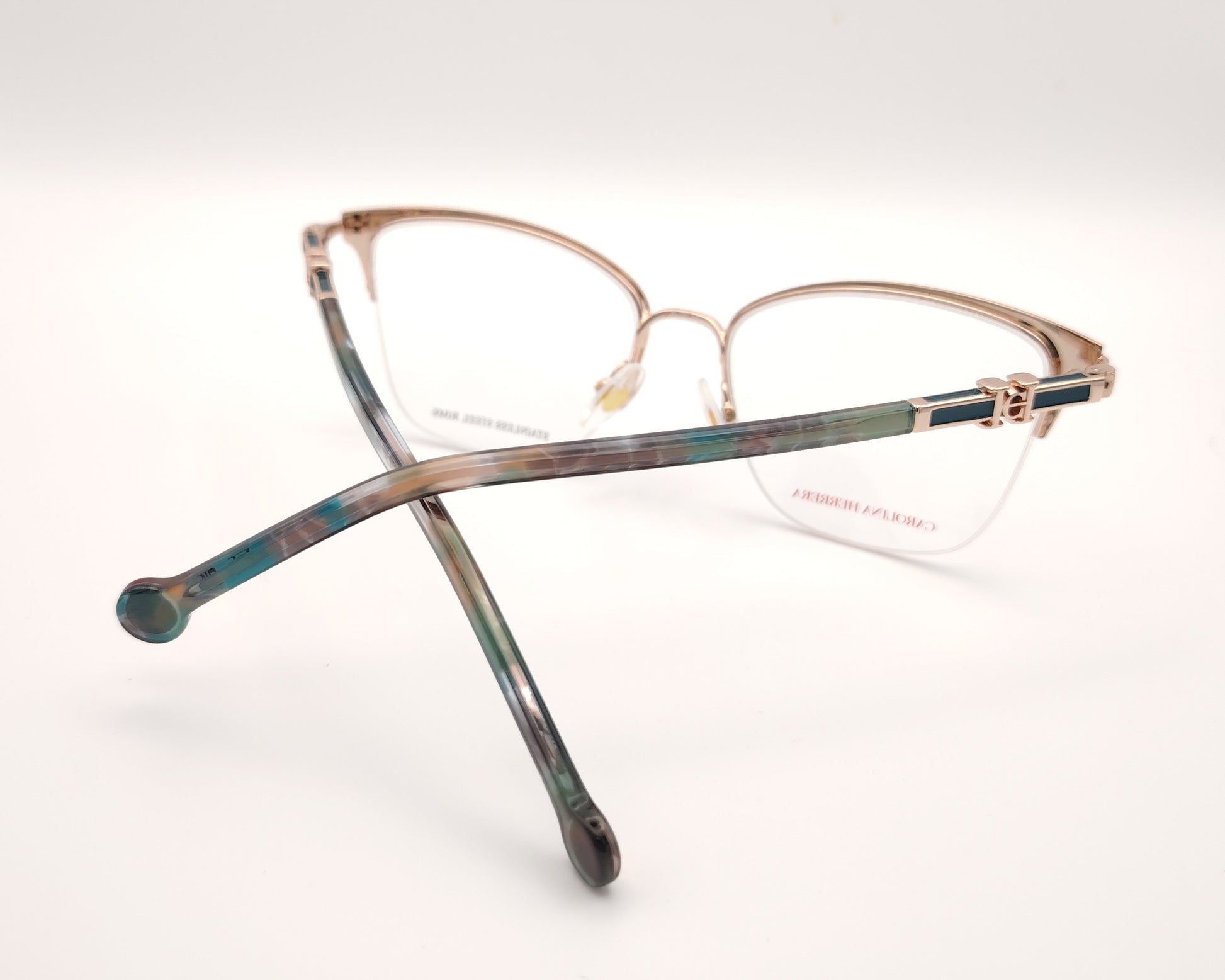 gafas de metal semi al aire carolina herrera en color verde y dorado