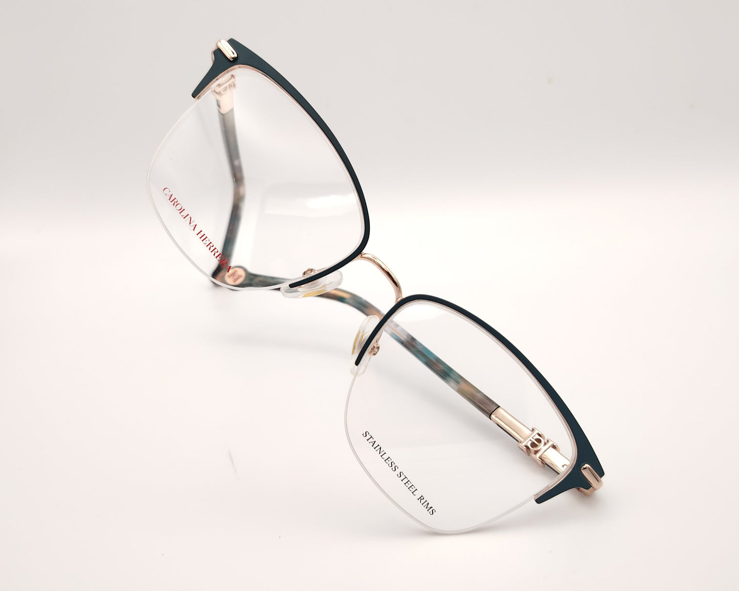 gafas de metal semi al aire carolina herrera en color verde y dorado