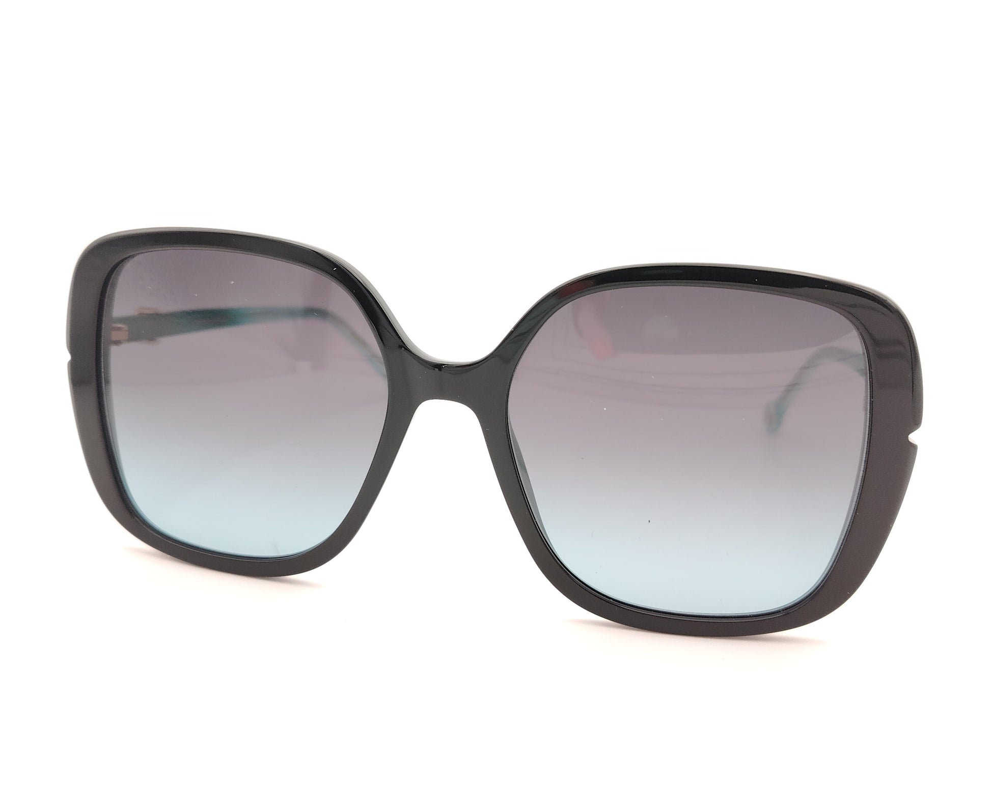 gafas de sol carolina herrera oversize negras con lentes degradadas y varillas turquesa
