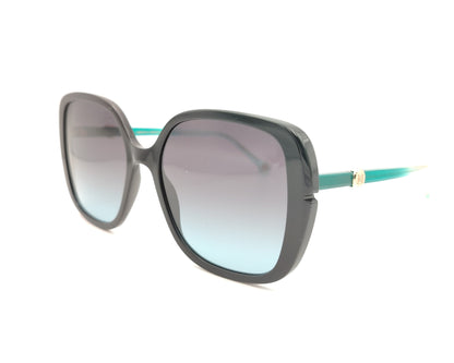 gafas de sol carolina herrera oversize negras con lentes degradadas y varillas turquesa