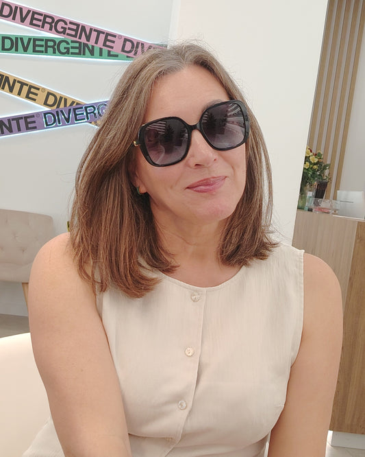 gafas de sol carolina herrera oversize negras con lentes degradadas y varillas turquesa
