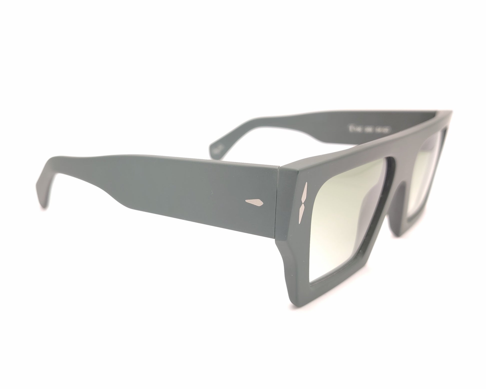 gafas de sol con montura rectangular ancha en color verde mate y detalles metálicos