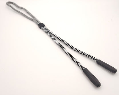 cordon ajustable de color  negro y blanco para gafas con extremos de goma negra
