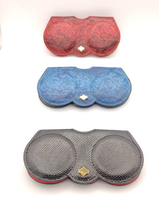 estuche de gafas colgante con textura efecto reptil en varios colores