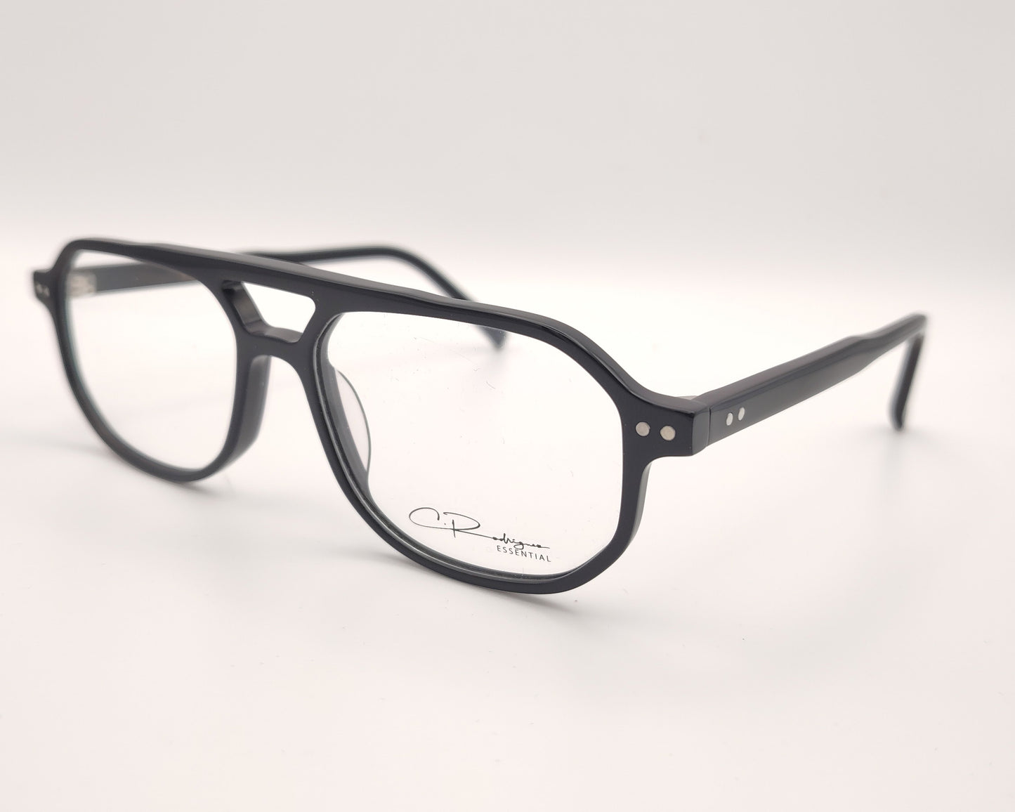 gafas graduadas negras rectangulares  con puente abierto diseño moderno