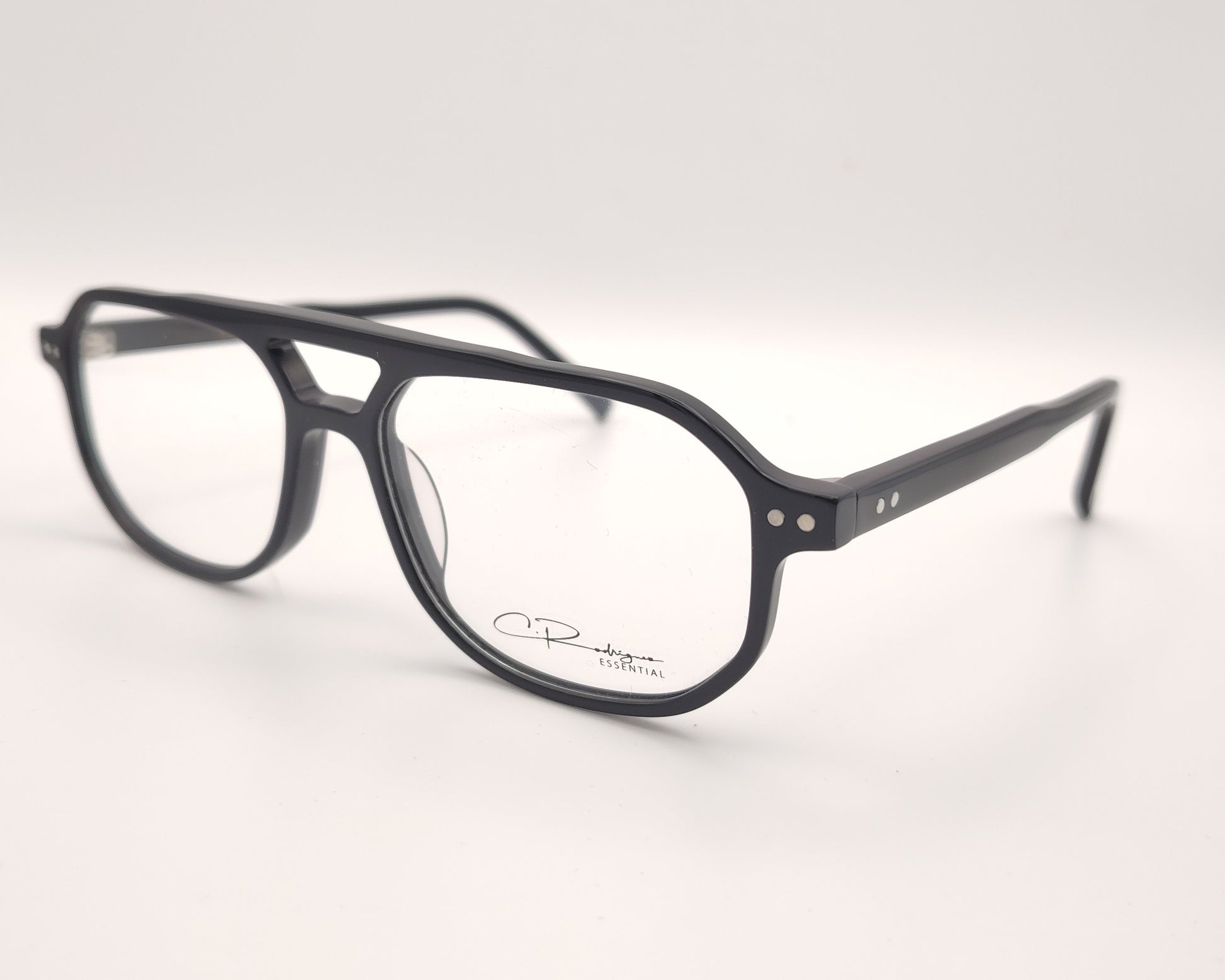 gafas graduadas negras rectangulares  con puente abierto diseño moderno