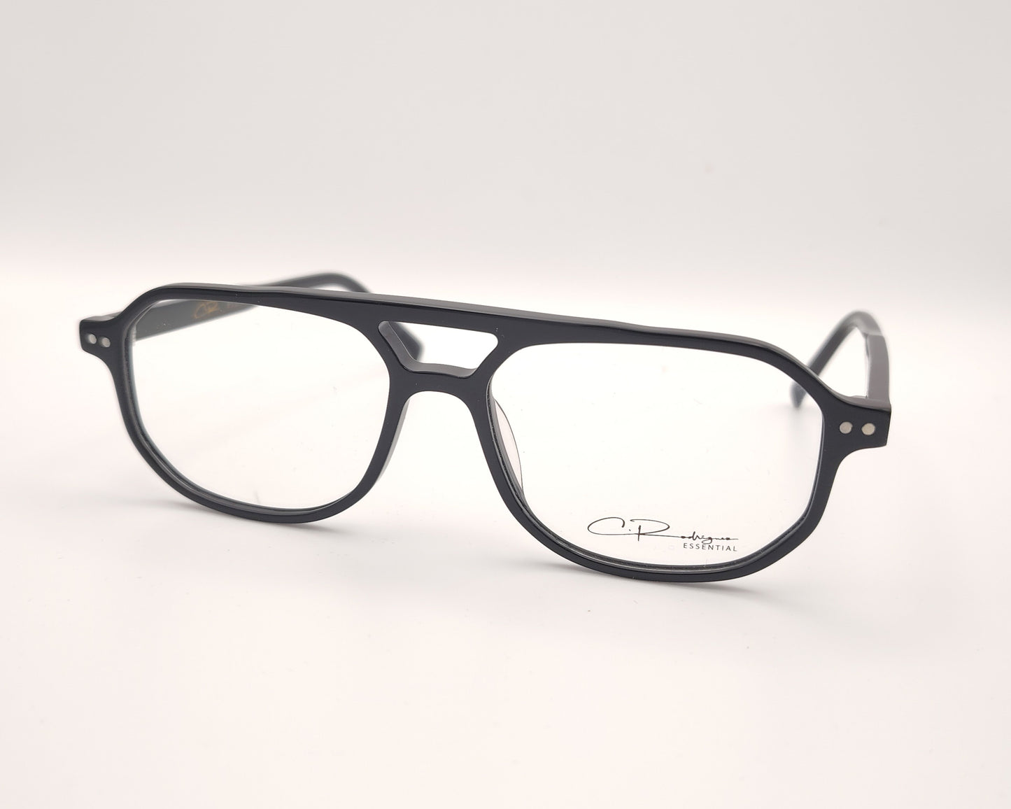 gafas graduadas negras rectangulares  con puente abierto diseño moderno