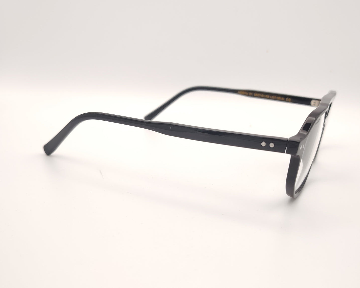 gafas graduadas negras rectangulares  con puente abierto diseño moderno