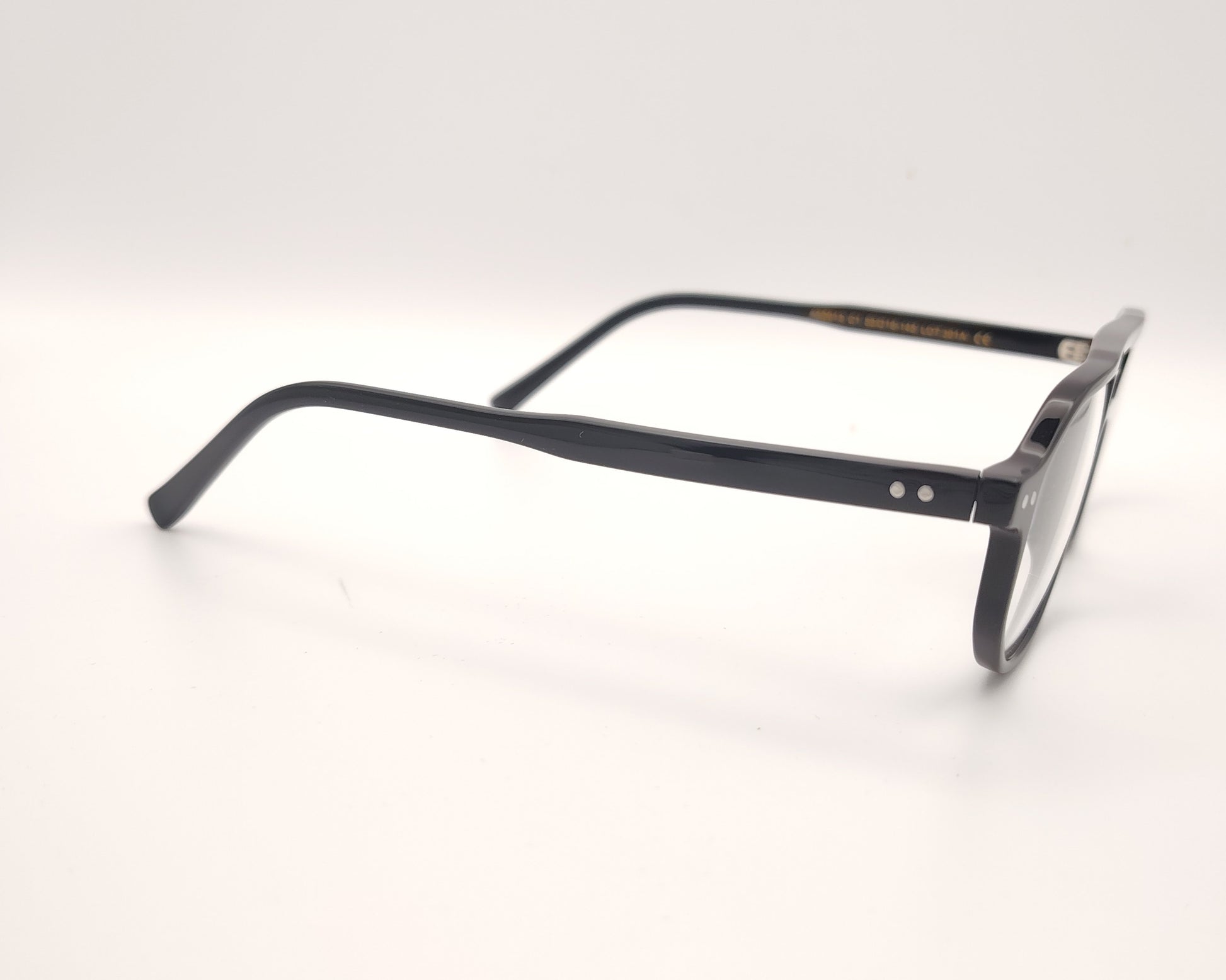 gafas graduadas negras rectangulares  con puente abierto diseño moderno