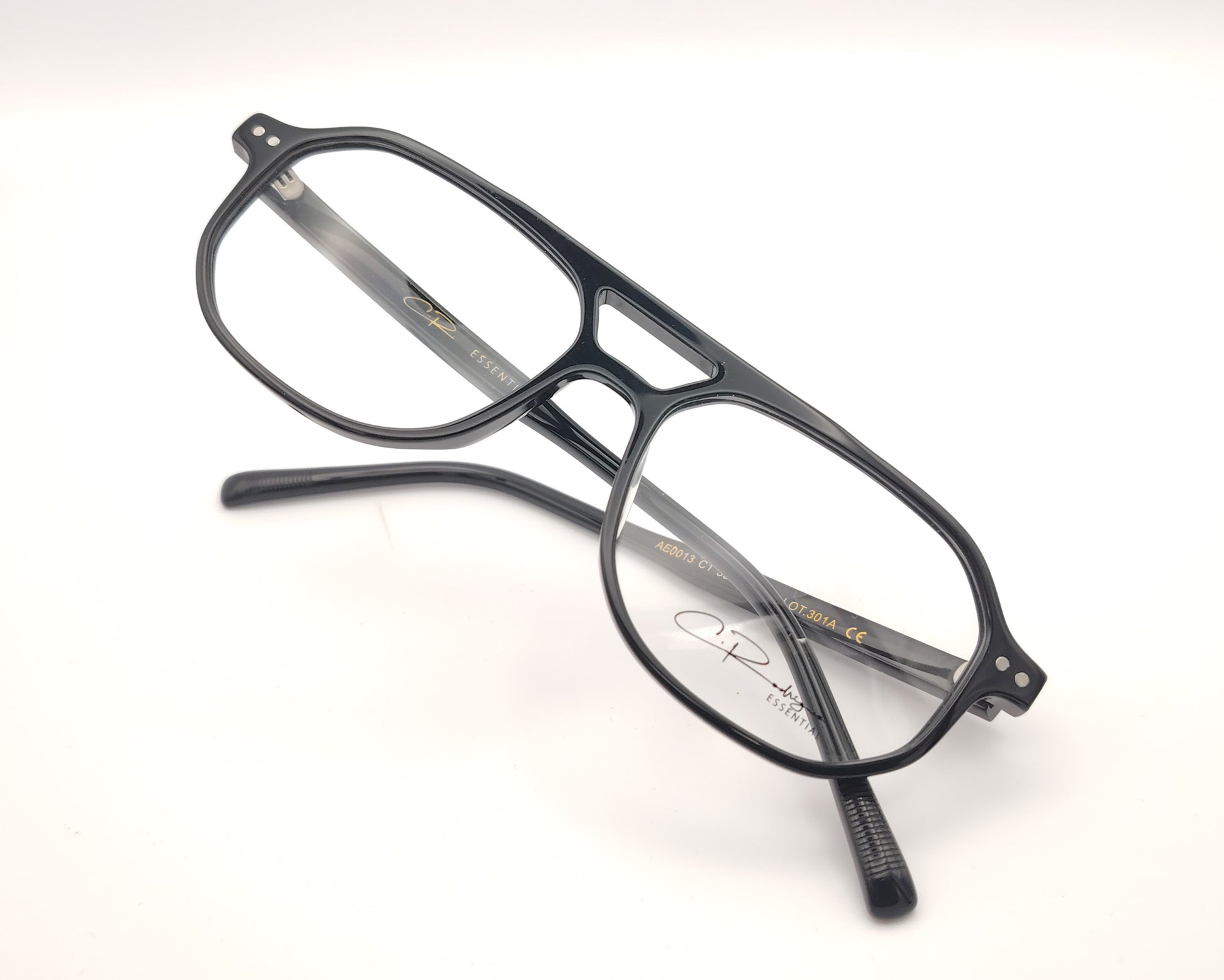 gafas graduadas negras rectangulares  con puente abierto diseño moderno