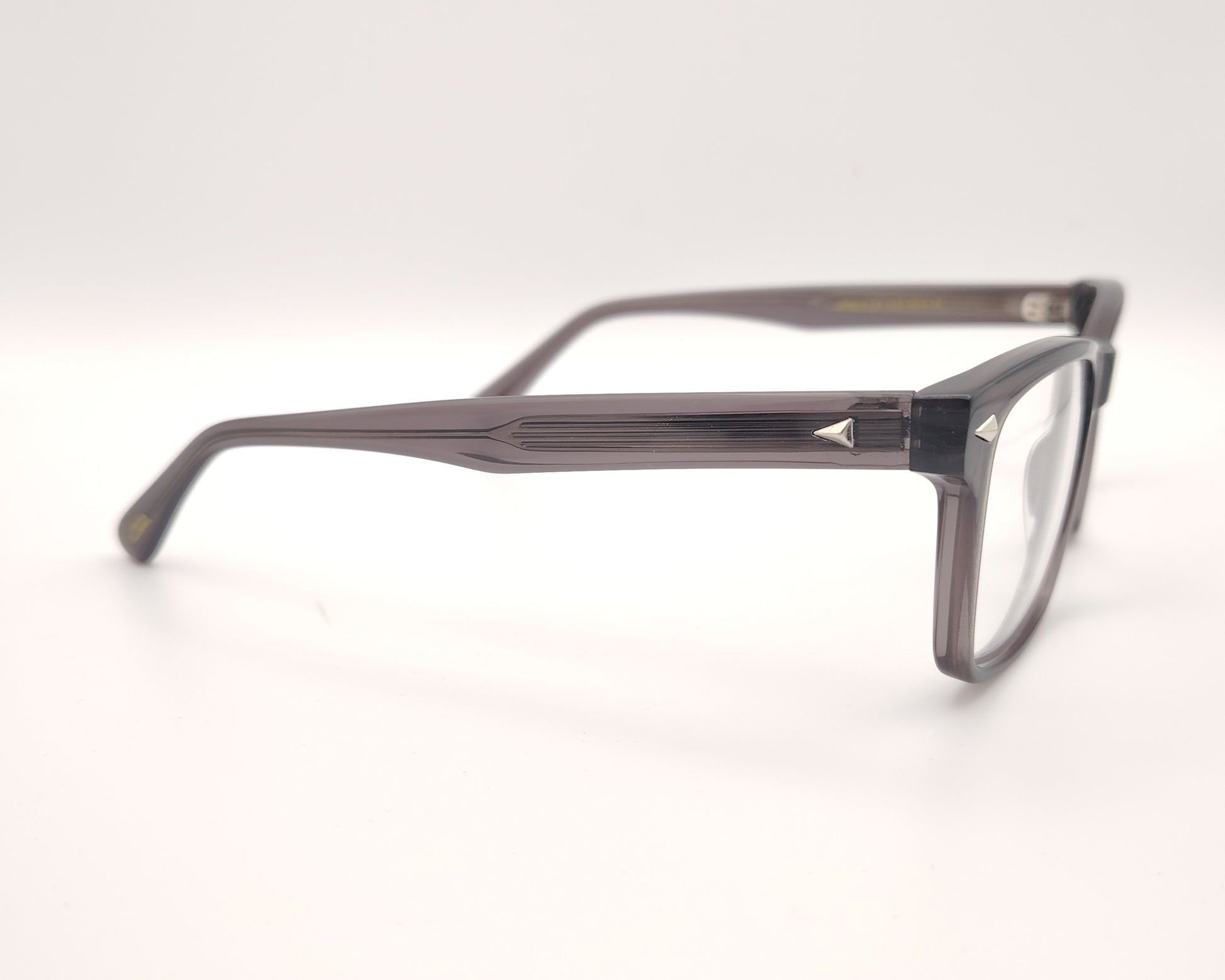 gafas graduadas rectangulares gris translúcido  de diseño moderno con detalles metálicos