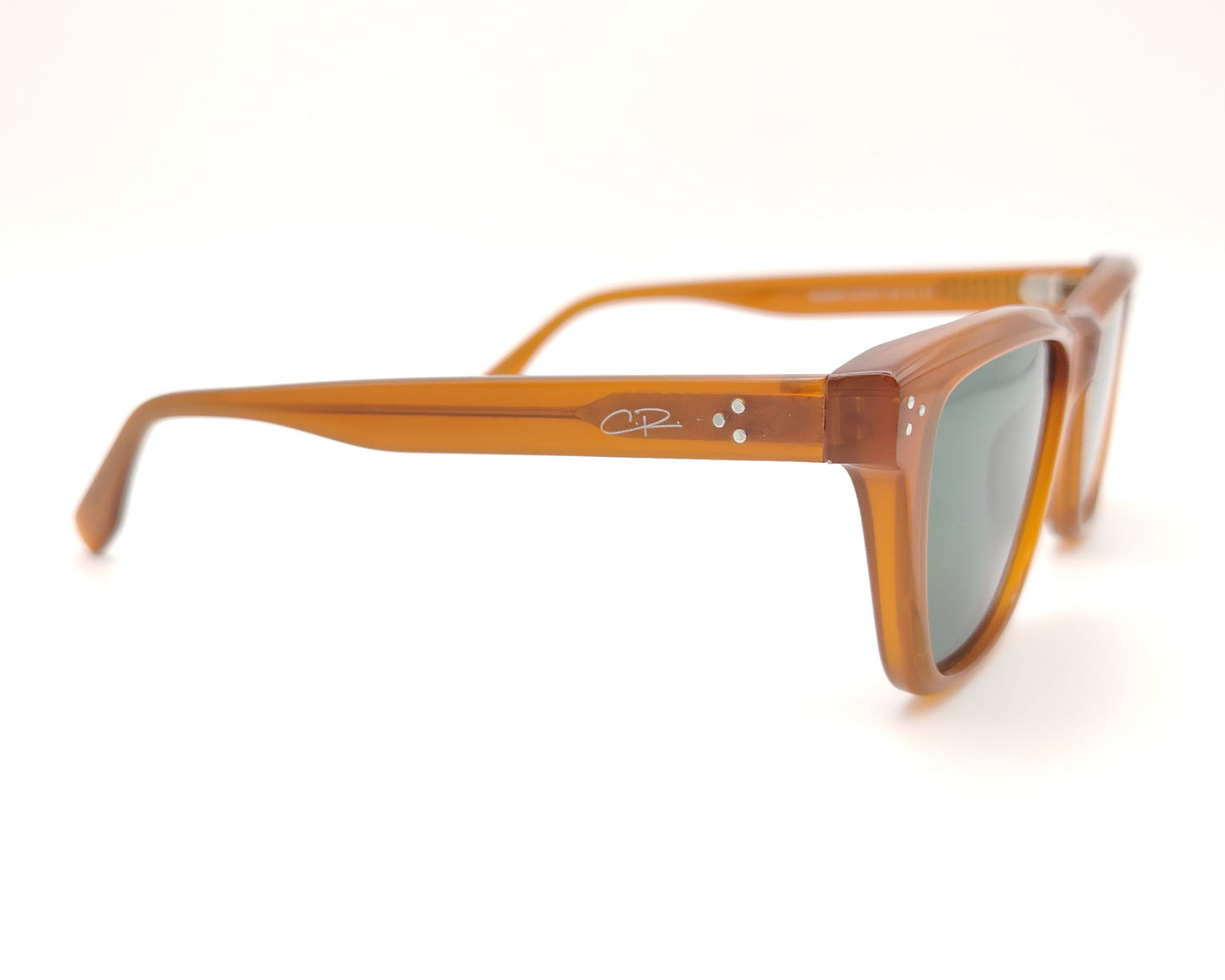 gafas de sol cuadradas de acetato color miel con lentes polarizadas verdes y detalles de remaches triples en el frontal