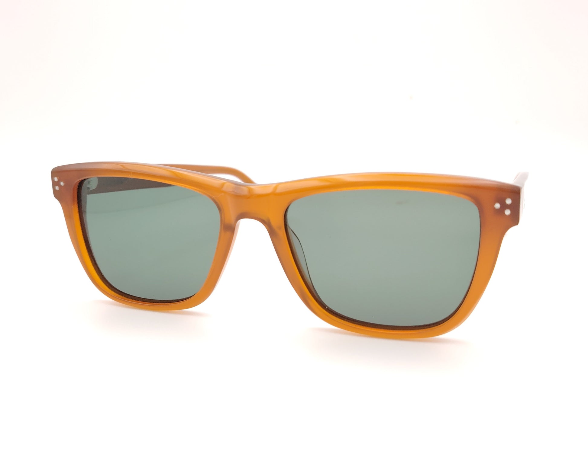 gafas de sol cuadradas de acetato color miel con lentes polarizadas verdes y detalles de remaches triples en el frontal