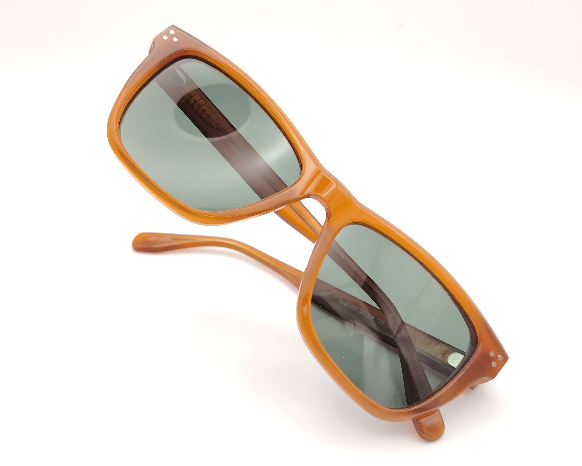 gafas de sol cuadradas de acetato color miel con lentes polarizadas verdes y detalles de remaches triples en el frontal