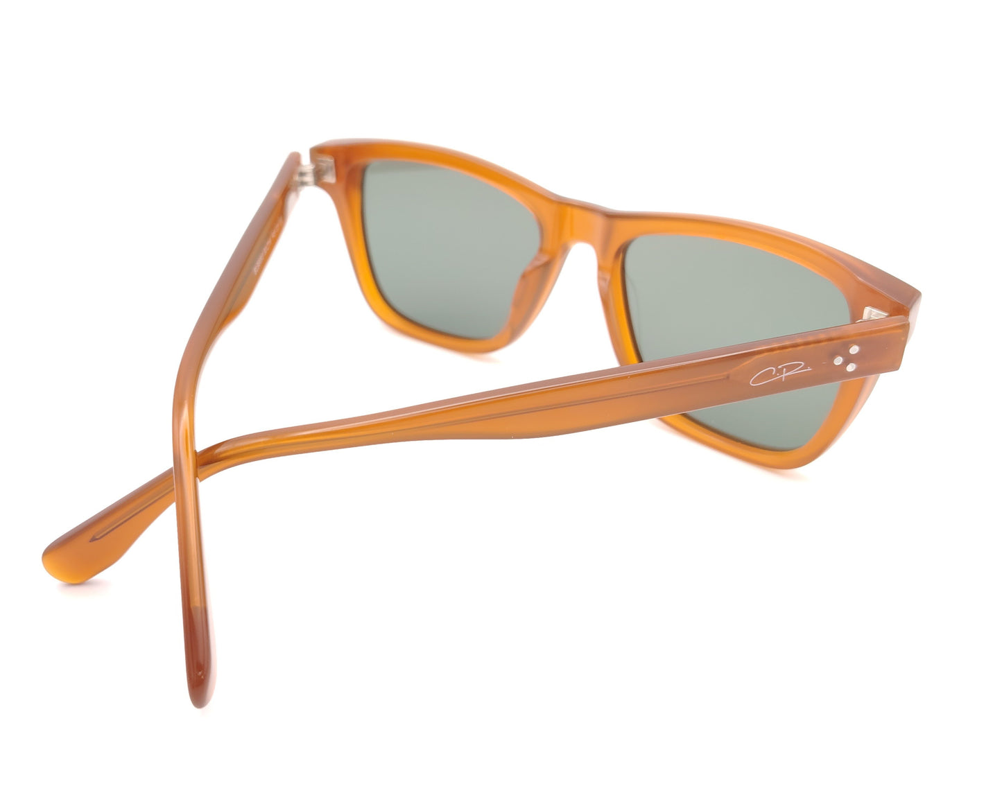 gafas de sol cuadradas de acetato color miel con lentes polarizadas verdes y detalles de remaches triples en el frontal