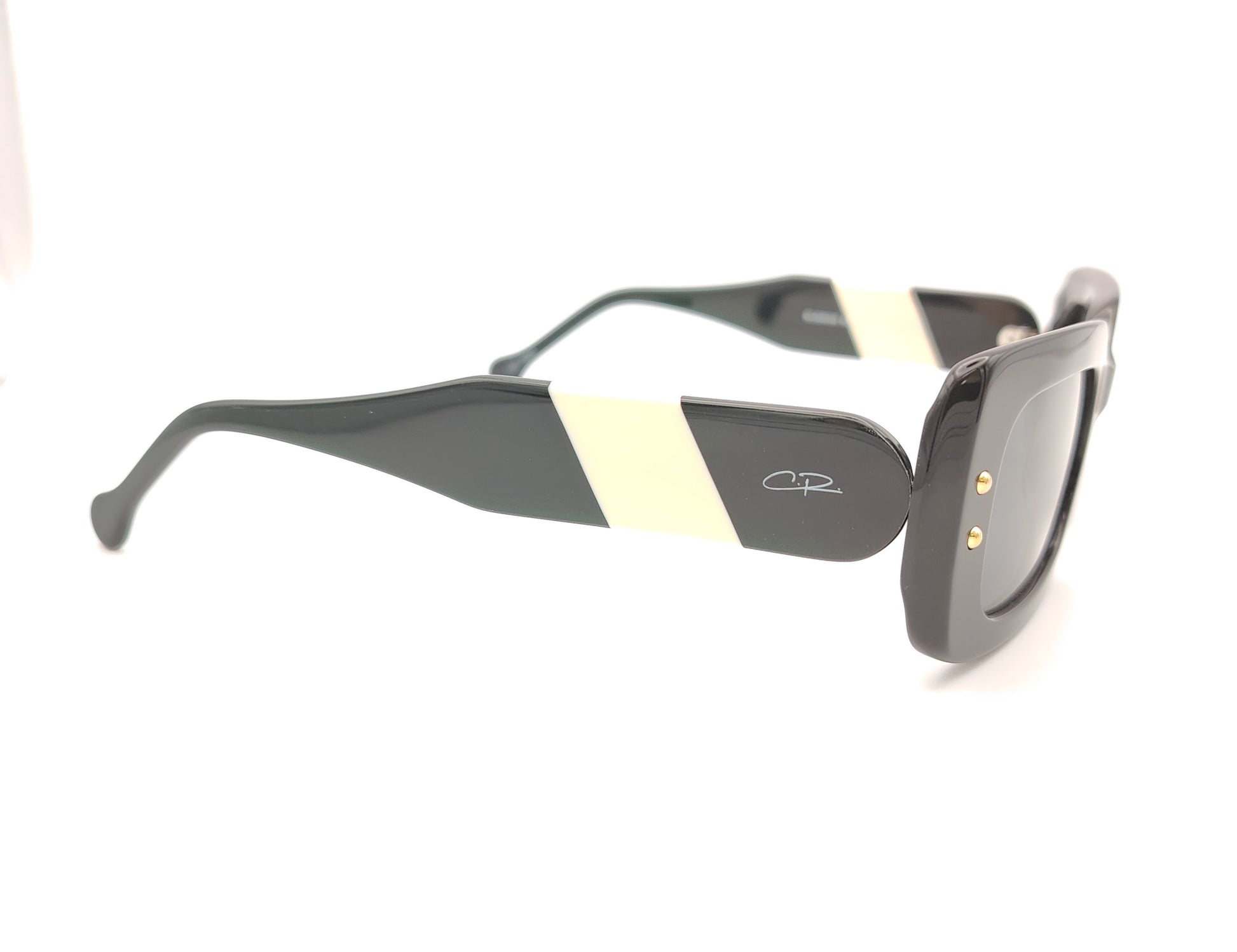 gafas de sol rectangulares de acetato negro con lentes polarizadas oscuras y detalle de franja blanca en las varillas anchas