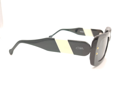 gafas de sol rectangulares de acetato negro con lentes polarizadas oscuras y detalle de franja blanca en las varillas anchas