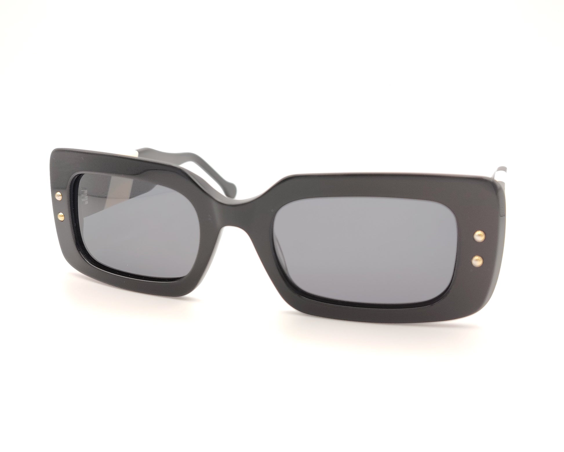 gafas de sol rectangulares de acetato negro con lentes polarizadas oscuras y detalle de franja blanca en las varillas anchas