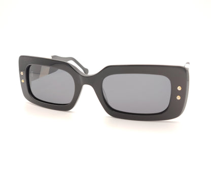 gafas de sol rectangulares de acetato negro con lentes polarizadas oscuras y detalle de franja blanca en las varillas anchas