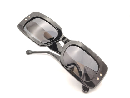 gafas de sol rectangulares de acetato negro con lentes polarizadas oscuras y detalle de franja blanca en las varillas anchas