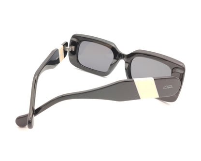 gafas de sol rectangulares de acetato negro con lentes polarizadas oscuras y detalle de franja blanca en las varillas anchas