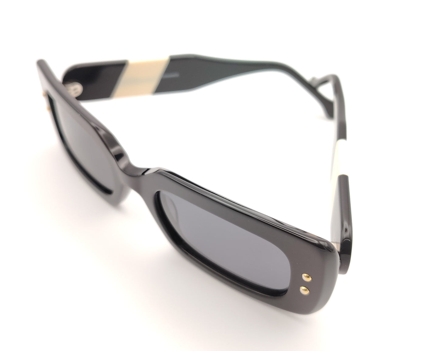 gafas de sol rectangulares de acetato negro con lentes polarizadas oscuras y detalle de franja blanca en las varillas anchas