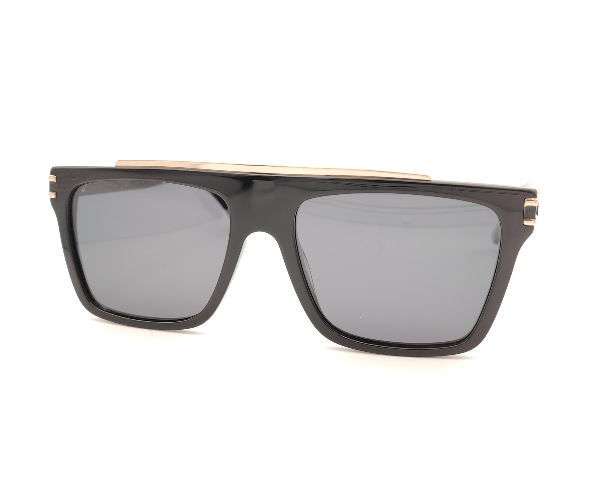 gafas de sol negras de acetato con frente recto y detalles metálicos dorados en el puente y las varillas con lentes polarizadas oscuras
