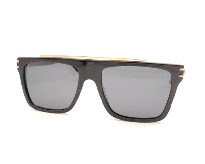 gafas de sol negras de acetato con frente recto y detalles metálicos dorados en el puente y las varillas con lentes polarizadas oscuras