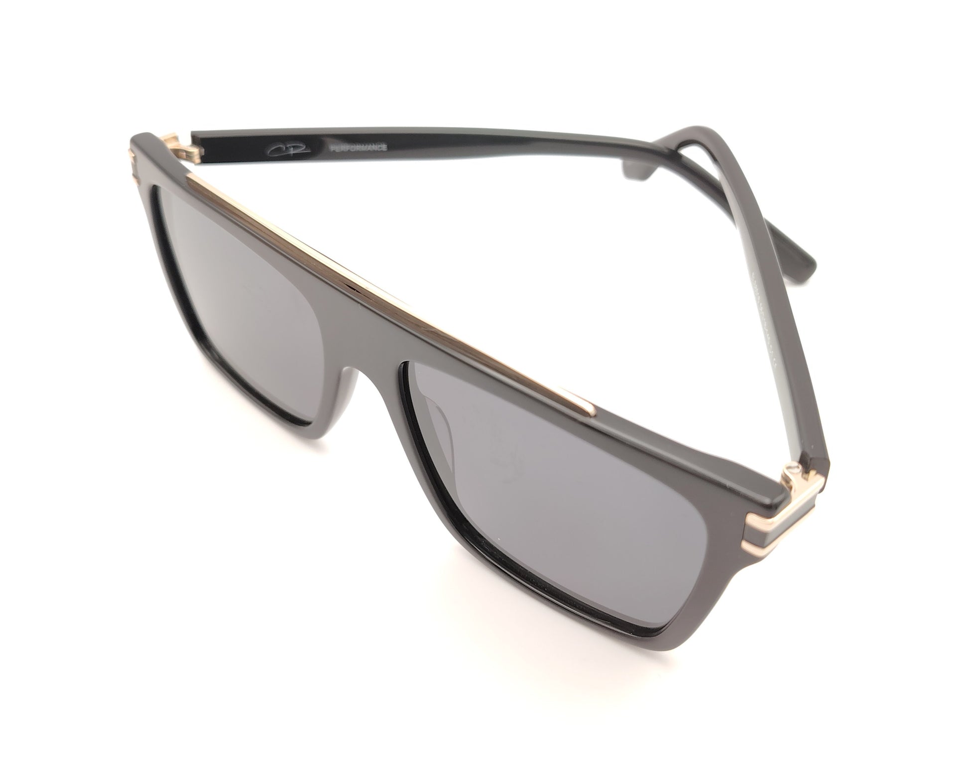 gafas de sol negras de acetato con frente recto y detalles metálicos dorados en el puente y las varillas con lentes polarizadas oscuras