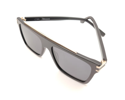 gafas de sol negras de acetato con frente recto y detalles metálicos dorados en el puente y las varillas con lentes polarizadas oscuras