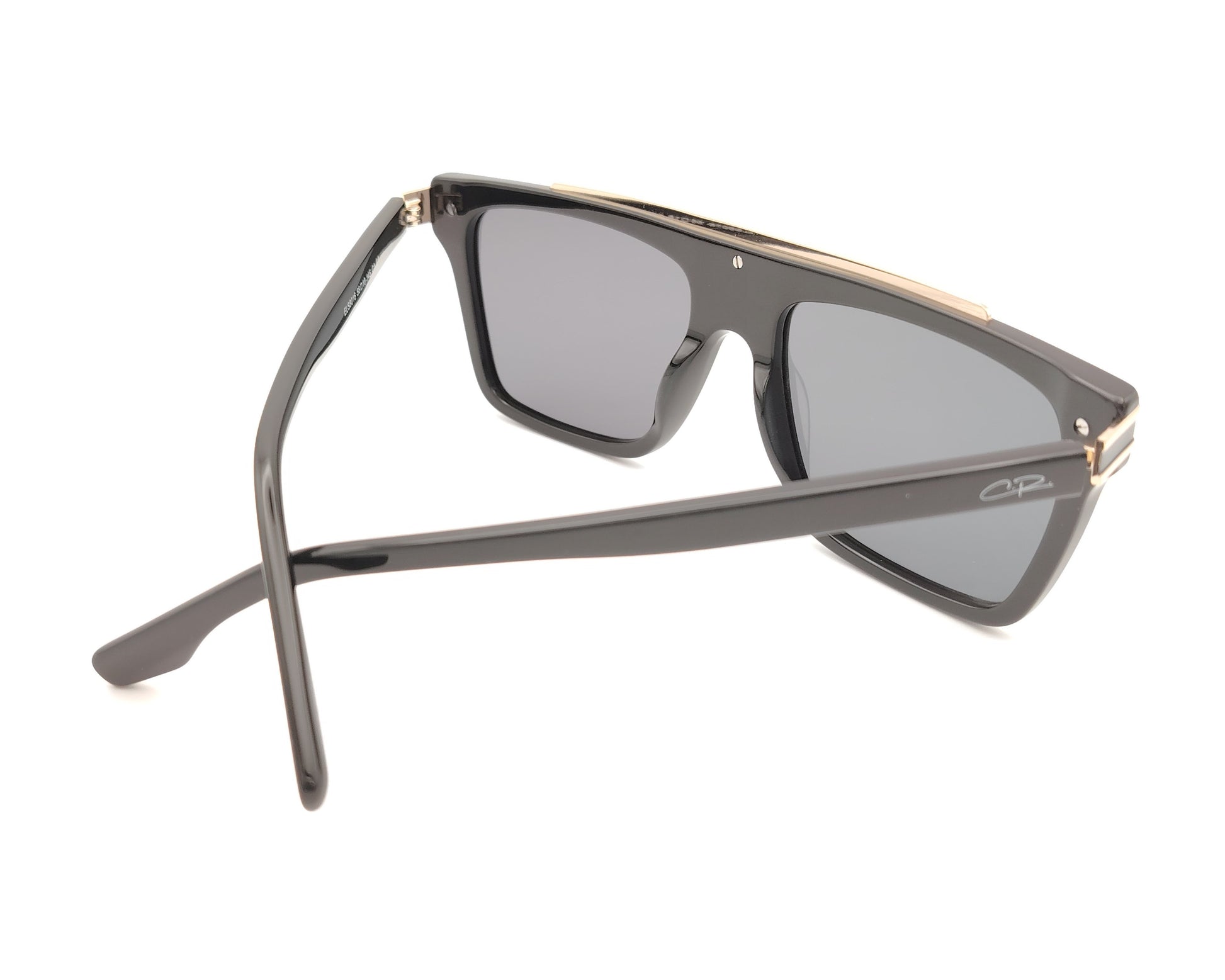 gafas de sol negras de acetato con frente recto y detalles metálicos dorados en el puente y las varillas con lentes polarizadas oscuras