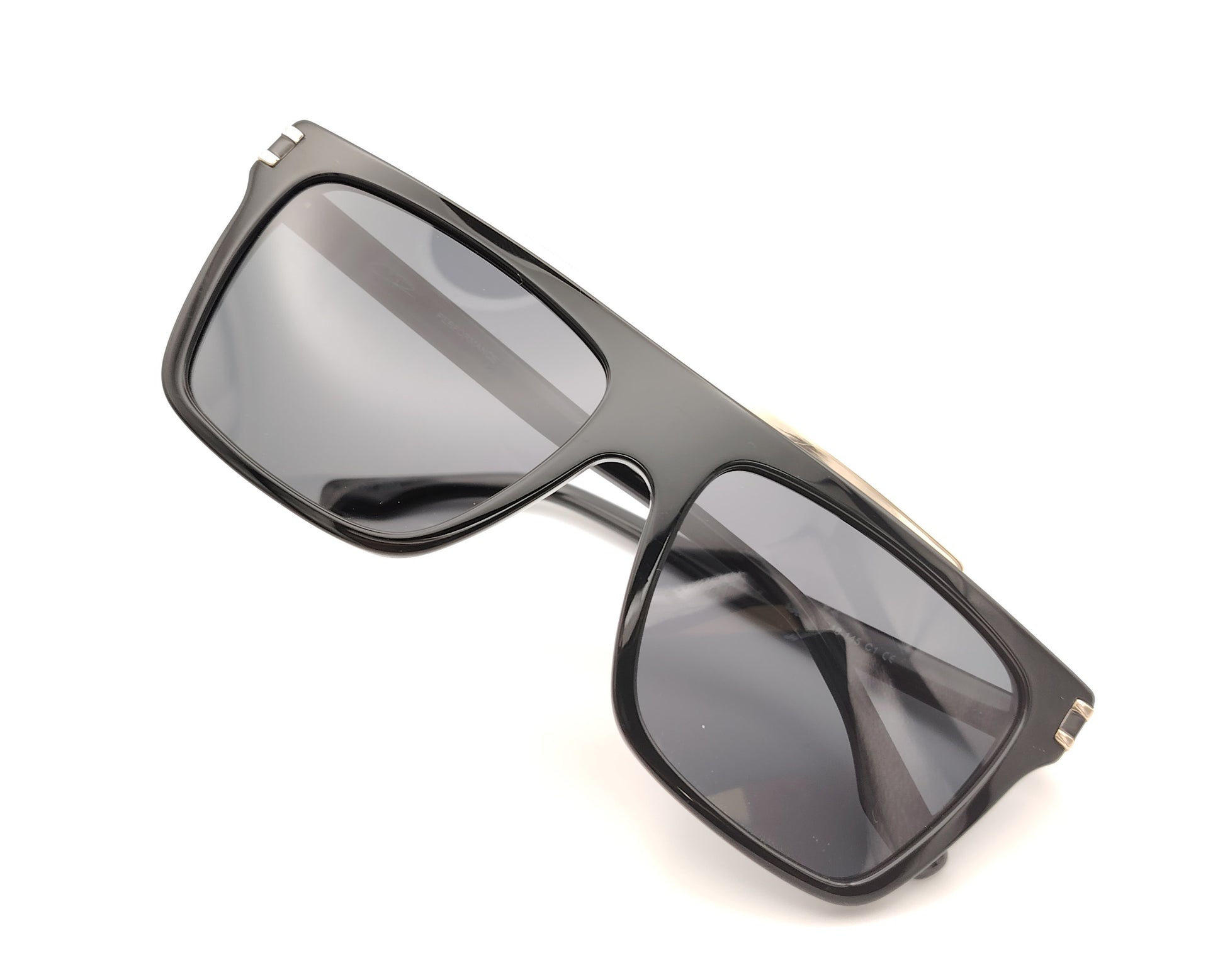 gafas de sol negras de acetato con frente recto y detalles metálicos dorados en el puente y las varillas con lentes polarizadas oscuras
