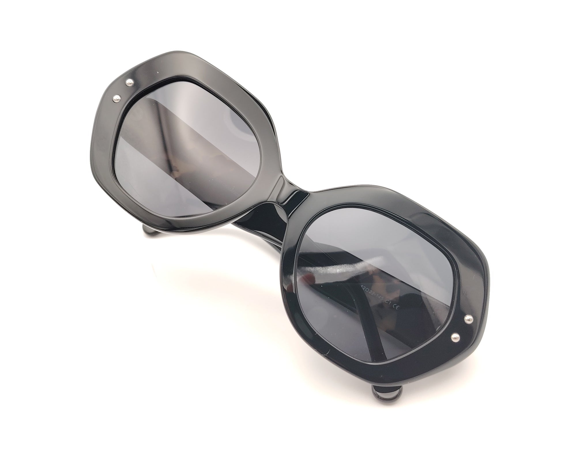 gafas de sol negras de acetato con lentes polarizadas negras y forma amplia