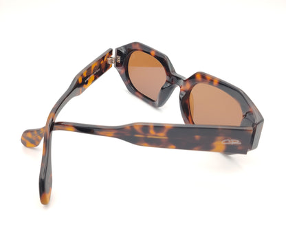 gafas de sol de acetato color carey con lentes marrones polarizadas y forma geométrica