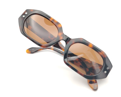 gafas de sol de acetato color carey con lentes marrones polarizadas y forma geométrica
