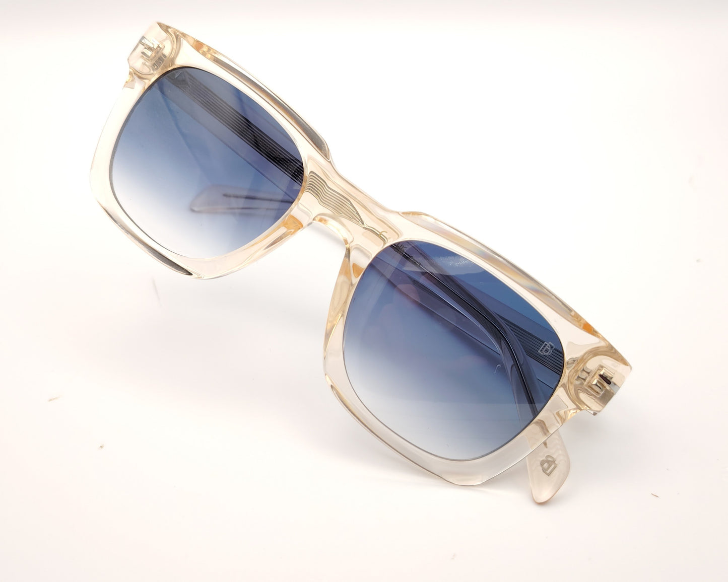 gafas de sol transparentes color champagne con lentes degradadas azules