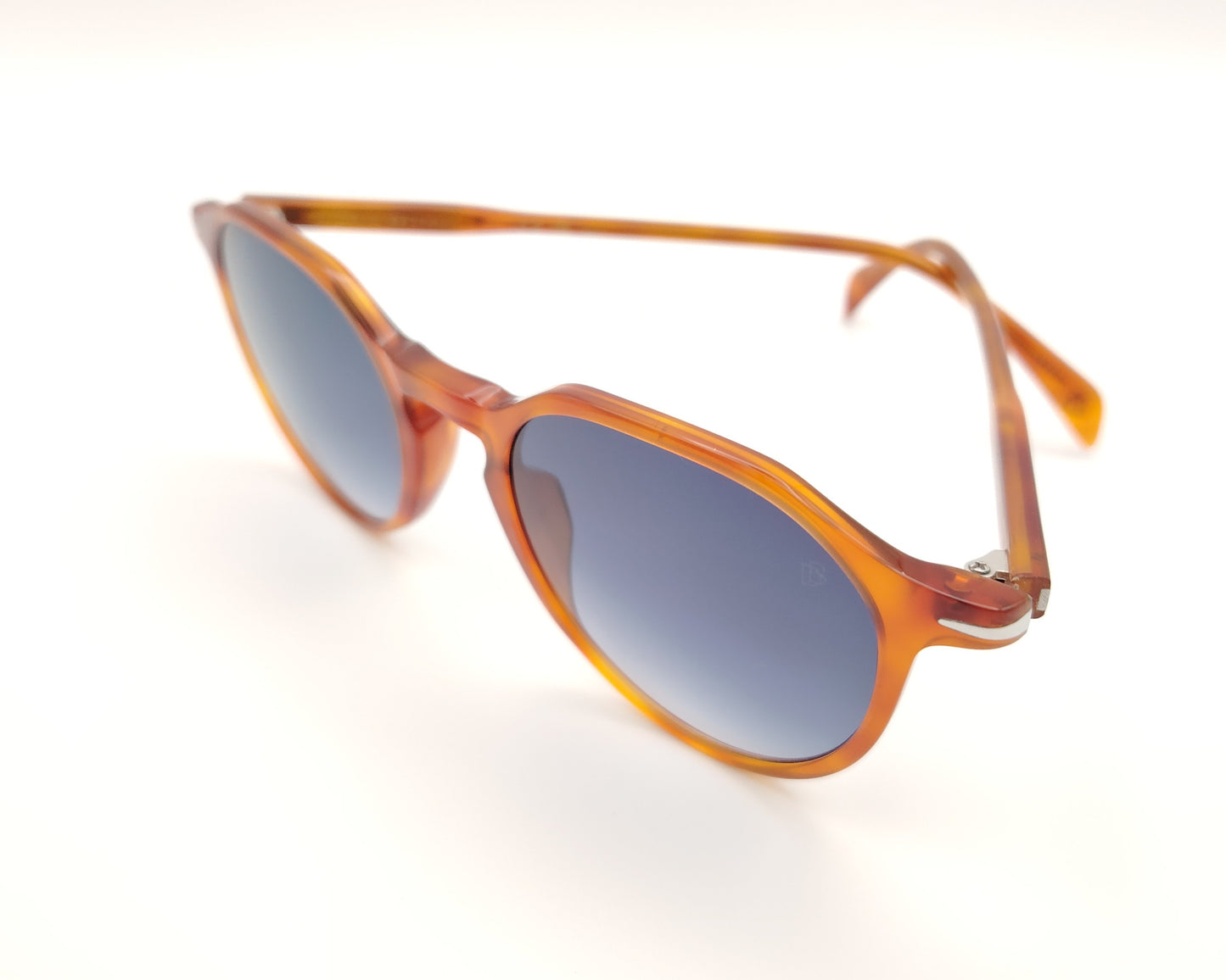 gafas de sol con montura translúcida color ámbar y lentes degradadas azules de forma redondeada
