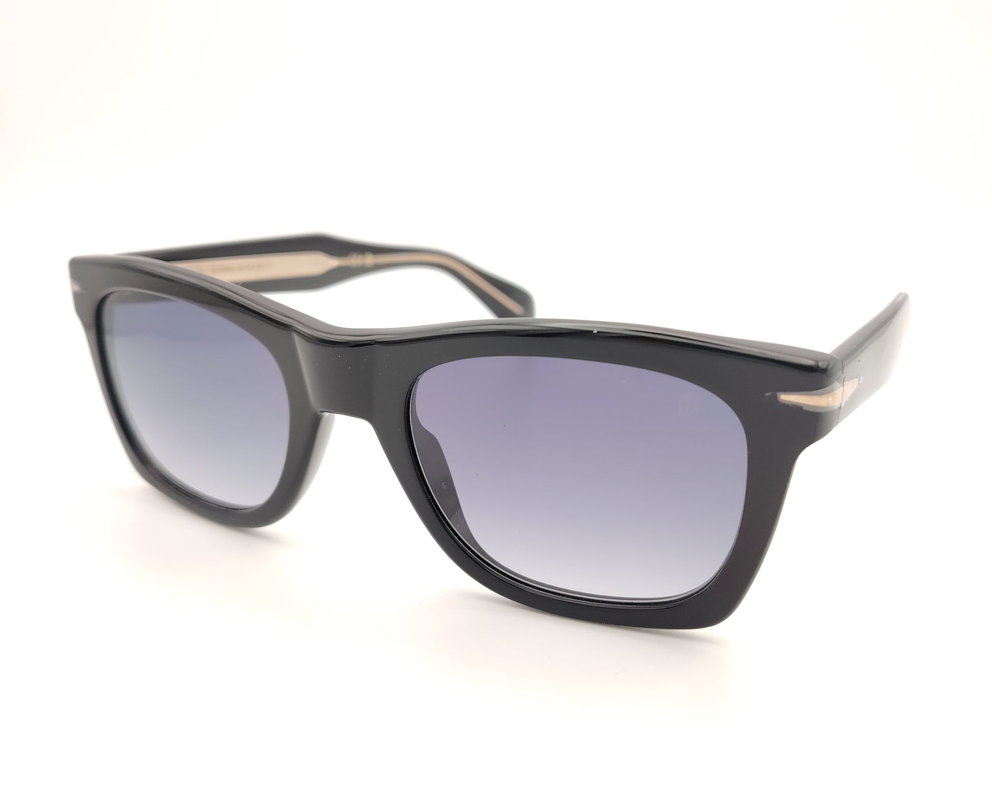 gafas de sol negras con montura rectangular y lentes degradadas oscuras