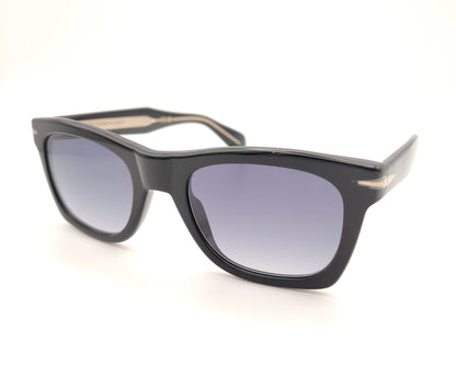 gafas de sol negras con montura rectangular y lentes degradadas oscuras